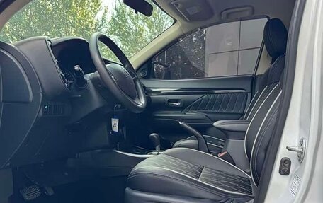 Mitsubishi Outlander III рестайлинг 3, 2022 год, 1 690 000 рублей, 7 фотография