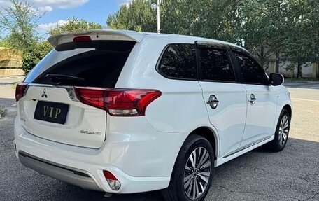 Mitsubishi Outlander III рестайлинг 3, 2022 год, 1 690 000 рублей, 4 фотография