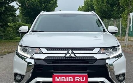 Mitsubishi Outlander III рестайлинг 3, 2022 год, 1 700 000 рублей, 2 фотография
