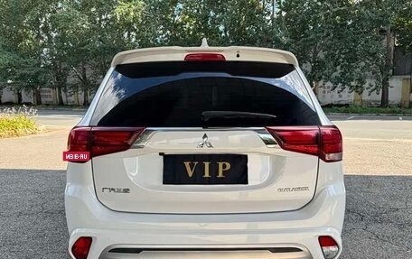 Mitsubishi Outlander III рестайлинг 3, 2022 год, 1 690 000 рублей, 5 фотография
