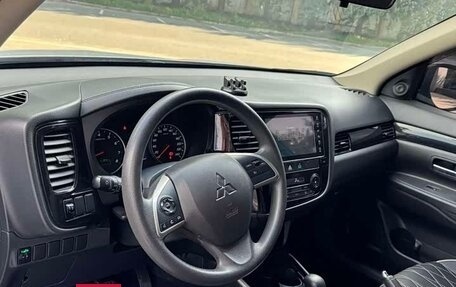 Mitsubishi Outlander III рестайлинг 3, 2022 год, 1 690 000 рублей, 8 фотография
