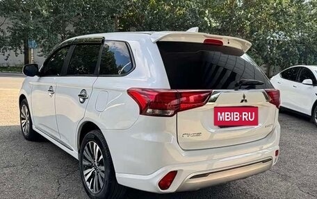 Mitsubishi Outlander III рестайлинг 3, 2022 год, 1 690 000 рублей, 6 фотография