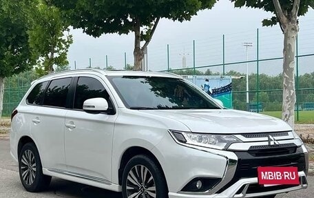Mitsubishi Outlander III рестайлинг 3, 2022 год, 1 700 000 рублей, 3 фотография