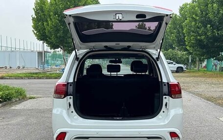 Mitsubishi Outlander III рестайлинг 3, 2022 год, 1 700 000 рублей, 5 фотография