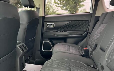 Mitsubishi Outlander III рестайлинг 3, 2022 год, 1 700 000 рублей, 10 фотография
