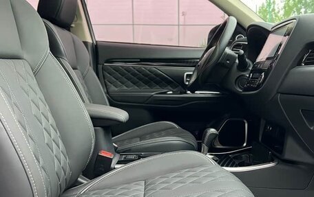 Mitsubishi Outlander III рестайлинг 3, 2022 год, 1 700 000 рублей, 9 фотография