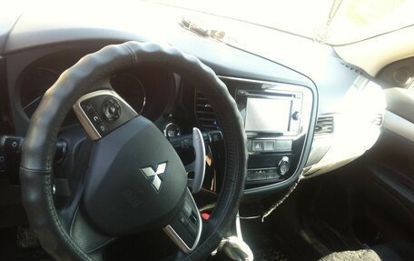 Mitsubishi Outlander III рестайлинг 3, 2013 год, 1 400 000 рублей, 3 фотография
