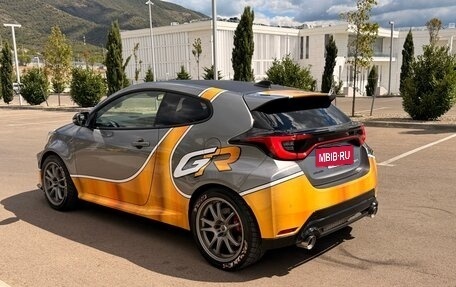 Toyota Yaris, 2024 год, 6 100 000 рублей, 2 фотография