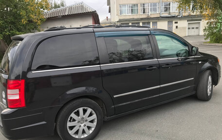 Chrysler Voyager IV, 2010 год, 1 350 000 рублей, 2 фотография