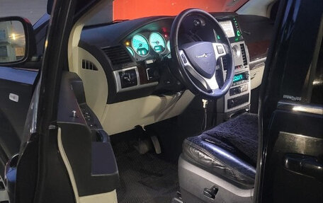 Chrysler Voyager IV, 2010 год, 1 350 000 рублей, 12 фотография