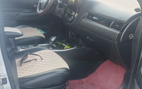 Mitsubishi Outlander III рестайлинг 3, 2019 год, 1 750 000 рублей, 4 фотография