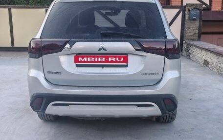 Mitsubishi Outlander III рестайлинг 3, 2019 год, 1 750 000 рублей, 3 фотография