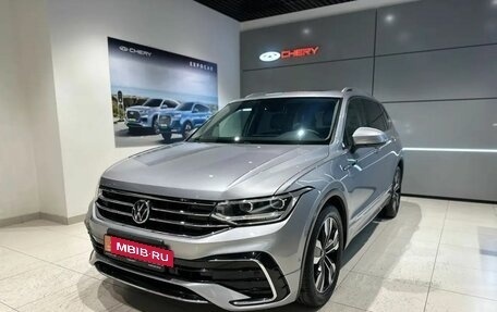 Volkswagen Tiguan II, 2021 год, 3 800 000 рублей, 2 фотография