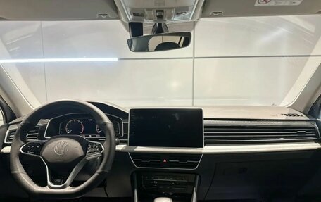 Volkswagen Tiguan II, 2021 год, 3 800 000 рублей, 16 фотография