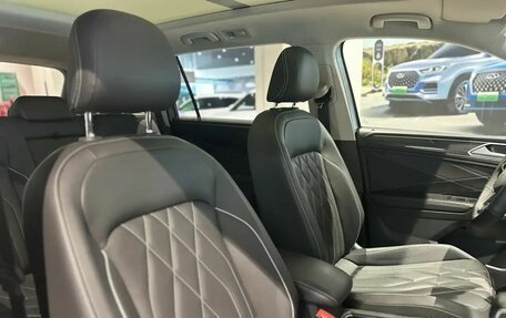 Volkswagen Tiguan II, 2021 год, 3 800 000 рублей, 26 фотография