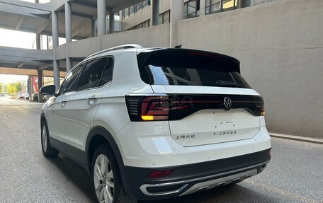Volkswagen T-Cross I, 2023 год, 1 850 000 рублей, 6 фотография