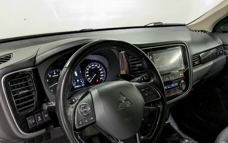 Mitsubishi Outlander III рестайлинг 3, 2017 год, 1 640 000 рублей, 13 фотография