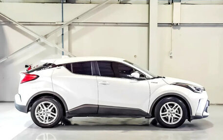 Toyota C-HR I рестайлинг, 2023 год, 3 000 000 рублей, 4 фотография