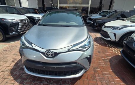 Toyota C-HR I рестайлинг, 2023 год, 2 900 000 рублей, 8 фотография