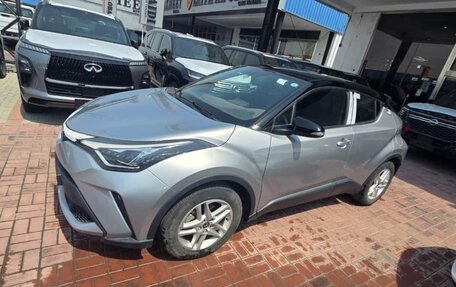 Toyota C-HR I рестайлинг, 2023 год, 2 900 000 рублей, 7 фотография