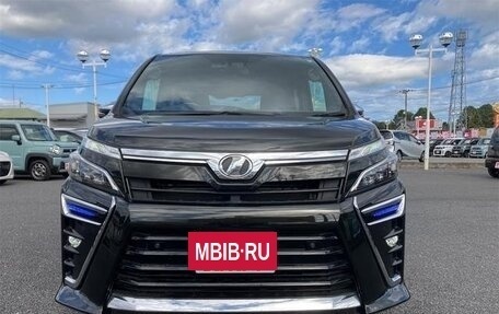 Toyota Voxy III, 2020 год, 1 890 001 рублей, 2 фотография