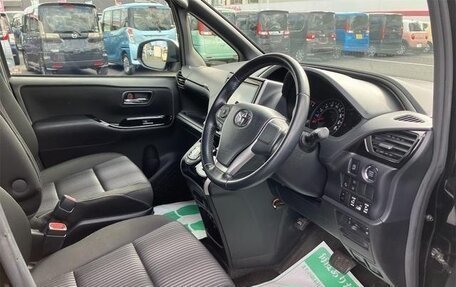 Toyota Voxy III, 2020 год, 1 890 001 рублей, 13 фотография