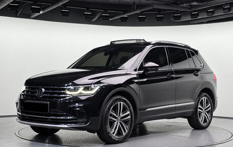 Volkswagen Tiguan II, 2023 год, 3 990 000 рублей, 2 фотография