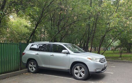 Toyota Highlander III, 2013 год, 2 100 000 рублей, 1 фотография