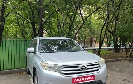Toyota Highlander III, 2013 год, 2 100 000 рублей, 2 фотография