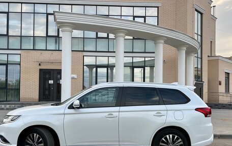 Mitsubishi Outlander III рестайлинг 3, 2022 год, 2 620 000 рублей, 3 фотография