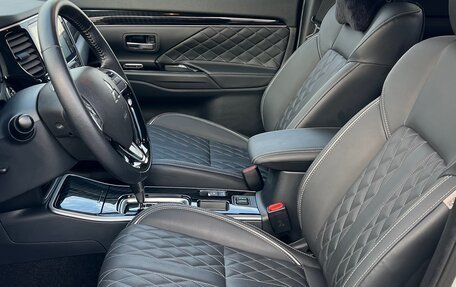 Mitsubishi Outlander III рестайлинг 3, 2022 год, 2 620 000 рублей, 13 фотография