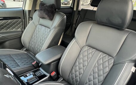 Mitsubishi Outlander III рестайлинг 3, 2022 год, 2 620 000 рублей, 10 фотография
