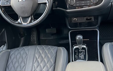Mitsubishi Outlander III рестайлинг 3, 2022 год, 2 620 000 рублей, 14 фотография