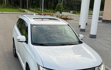 Mitsubishi Outlander III рестайлинг 3, 2022 год, 2 620 000 рублей, 5 фотография