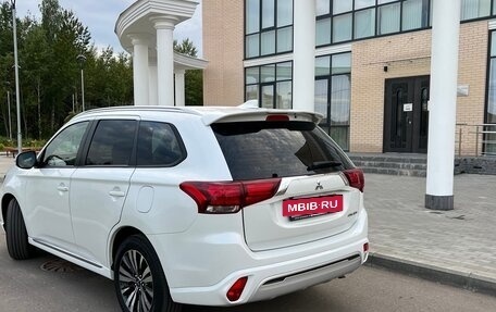 Mitsubishi Outlander III рестайлинг 3, 2022 год, 2 620 000 рублей, 4 фотография