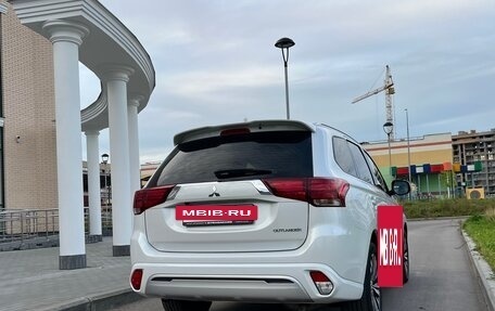 Mitsubishi Outlander III рестайлинг 3, 2022 год, 2 620 000 рублей, 6 фотография