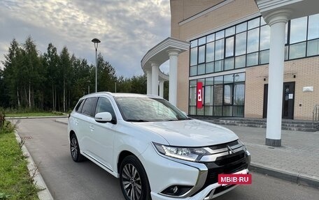 Mitsubishi Outlander III рестайлинг 3, 2022 год, 2 620 000 рублей, 7 фотография