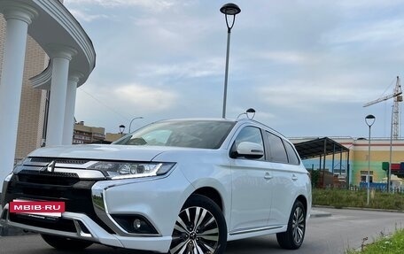 Mitsubishi Outlander III рестайлинг 3, 2022 год, 2 620 000 рублей, 2 фотография