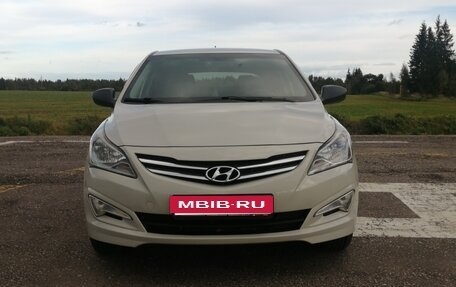 Hyundai Solaris II рестайлинг, 2015 год, 950 000 рублей, 2 фотография