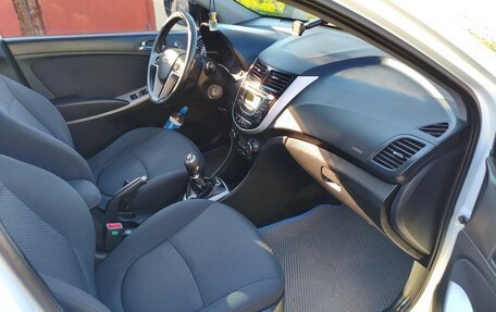 Hyundai Solaris II рестайлинг, 2013 год, 880 000 рублей, 23 фотография