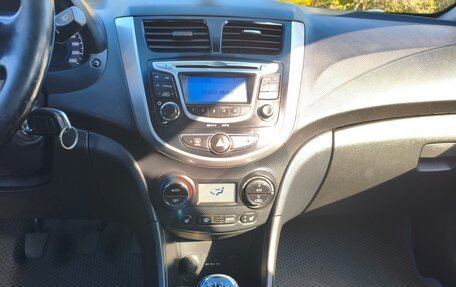 Hyundai Solaris II рестайлинг, 2013 год, 880 000 рублей, 18 фотография