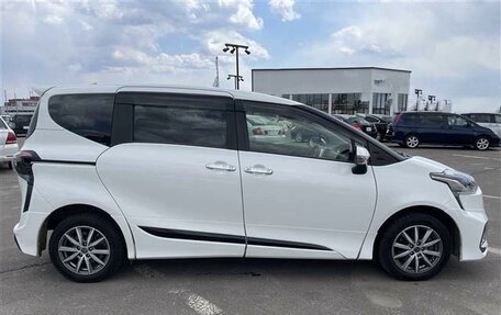 Toyota Sienta II, 2021 год, 1 107 000 рублей, 6 фотография