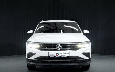 Volkswagen Tiguan II, 2021 год, 2 399 000 рублей, 2 фотография