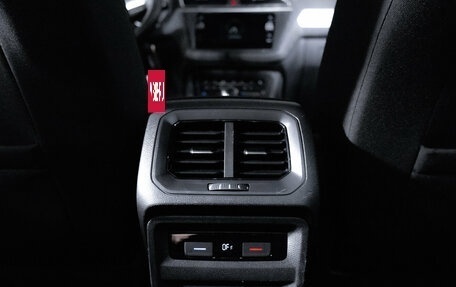 Volkswagen Tiguan II, 2021 год, 2 399 000 рублей, 20 фотография