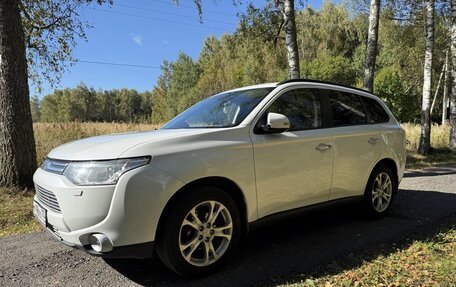 Mitsubishi Outlander III рестайлинг 3, 2013 год, 1 390 000 рублей, 2 фотография