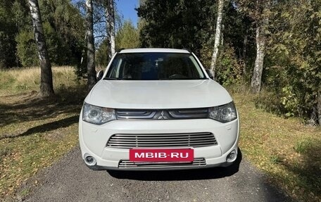 Mitsubishi Outlander III рестайлинг 3, 2013 год, 1 390 000 рублей, 4 фотография