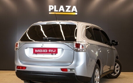 Mitsubishi Outlander III рестайлинг 3, 2013 год, 1 155 000 рублей, 4 фотография