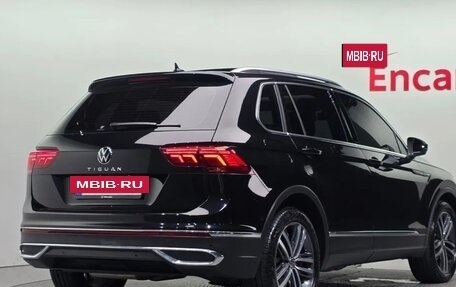 Volkswagen Tiguan II, 2022 год, 2 940 000 рублей, 2 фотография