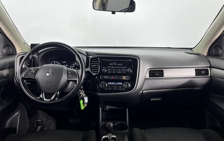 Mitsubishi Outlander III рестайлинг 3, 2015 год, 1 699 000 рублей, 14 фотография