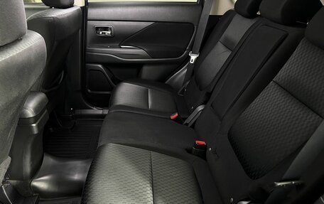 Mitsubishi Outlander III рестайлинг 3, 2015 год, 1 699 000 рублей, 10 фотография